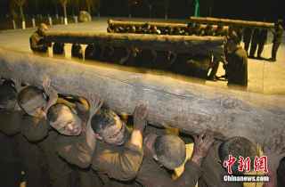 Illustration for article titled China's Personal Bodyguard Training Seems Ridiculously Intense